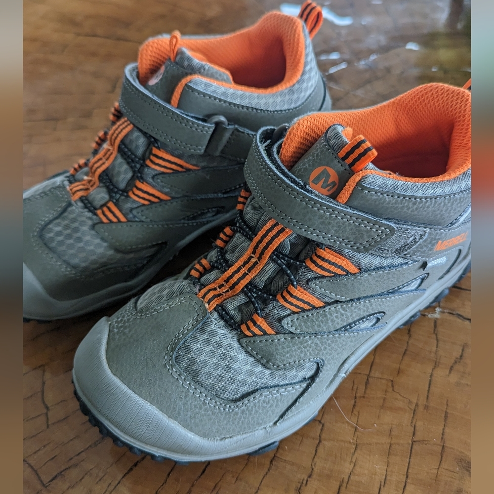 Merrell Boys size 2M hiking shoes